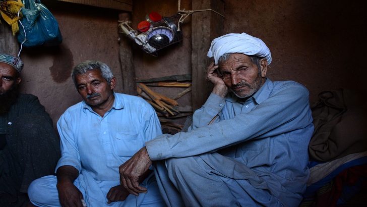 লকডাউনে অবরুদ্ধ পর্যটকদের সহায়তা করছেন কাশ্মীরিরা